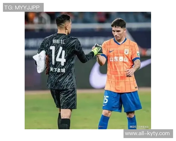 泰山中卫洛佩斯全场表现低迷对抗与争顶数据惨淡引发关注