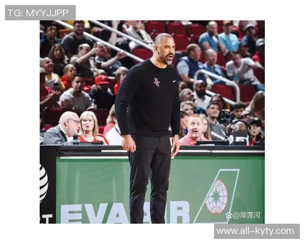 乌度卡强调年轻球员需与队友保持一致水平不会因年龄小而放宽要求 乌度卡强调年轻球员需与队友保持一致水平不会因年龄小而放宽要求