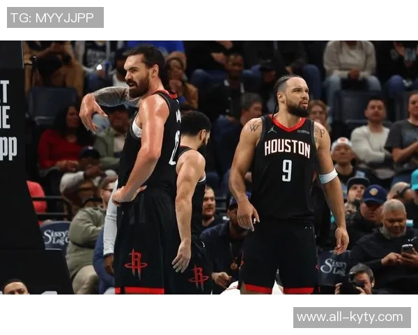 狄龙与火箭球员深情拥抱展现真爱情怀温暖全场