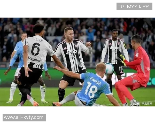 库普梅纳斯传中被扑后图拉姆紧随其后射门再遭门将拒绝