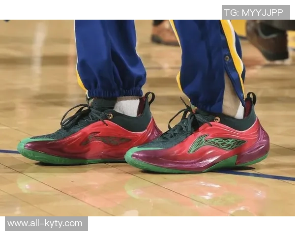 克尼佩尔昨日崴脚伤退今日现身兄弟高中比赛走路正常未佩戴护具