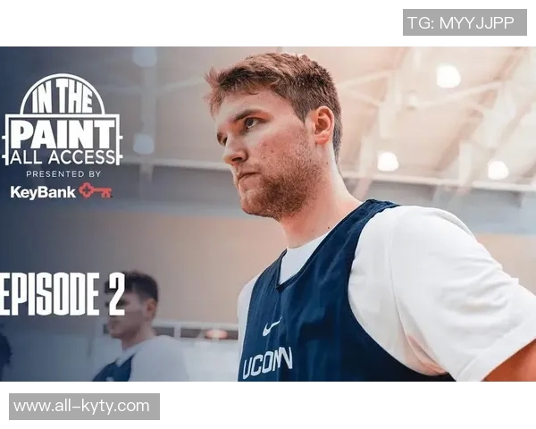 康涅狄格大学球员脚踩哈士奇PE球鞋引发媒体热议